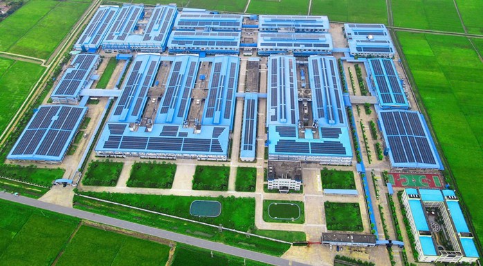 Nhiều doanh nghiệp sản xuất chạy đua lắp điện mặt trời mái nhà để đáp ứng tiêu chuẩn xanh cho đơn hàng xuất khẩu. Ảnh: THÙY LINH Nhiều doanh nghiệp sản xuất chạy đua lắp điện mặt trời mái nhà để đáp ứng tiêu chuẩn xanh cho đơn hàng xuất khẩu. Ảnh: THÙY LINH