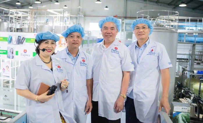 Bà Ngô Thị Thu Thủy hướng dẫn khách tham quan nhà máy sản xuất nước Fujiwa Bà Ngô Thị Thu Thủy hướng dẫn khách tham quan nhà máy sản xuất nước Fujiwa