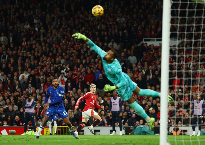 Man United bị cầm hòa, HLV của Chelsea bực khi trọng tài bỏ thẻ đỏ Martinez- Ảnh 1. Man United bị cầm hòa, HLV của Chelsea bực khi trọng tài bỏ thẻ đỏ Martinez- Ảnh 1.