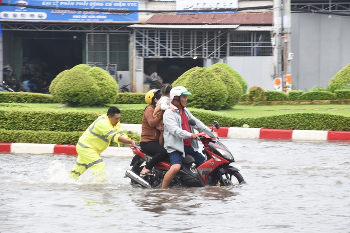 Hình ảnh CSGT giúp dân ra khỏi khu vực ngập lịch sử ở TP Bạc Liêu- Ảnh 9. Hình ảnh CSGT giúp dân ra khỏi khu vực ngập lịch sử ở TP Bạc Liêu- Ảnh 9.