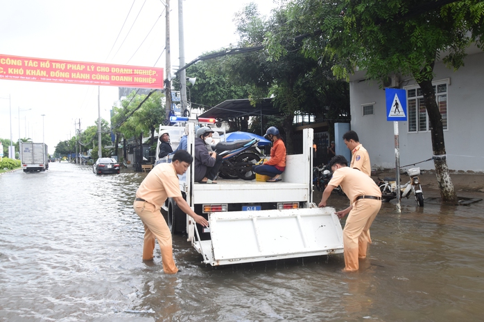 Hình ảnh CSGT giúp dân ra khỏi khu vực ngập lịch sử ở TP Bạc Liêu- Ảnh 12. Hình ảnh CSGT giúp dân ra khỏi khu vực ngập lịch sử ở TP Bạc Liêu- Ảnh 12.
