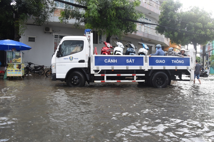 Hình ảnh CSGT giúp dân ra khỏi khu vực ngập lịch sử ở TP Bạc Liêu- Ảnh 11. Hình ảnh CSGT giúp dân ra khỏi khu vực ngập lịch sử ở TP Bạc Liêu- Ảnh 11.
