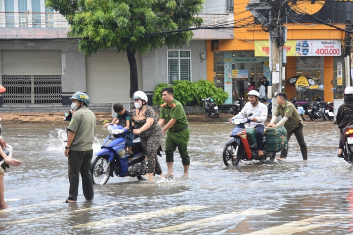 Hình ảnh CSGT giúp dân ra khỏi khu vực ngập lịch sử ở TP Bạc Liêu- Ảnh 13. Hình ảnh CSGT giúp dân ra khỏi khu vực ngập lịch sử ở TP Bạc Liêu- Ảnh 13.
