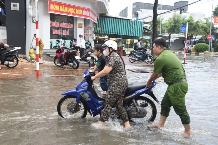 Hình ảnh CSGT giúp dân ra khỏi khu vực ngập lịch sử ở TP Bạc Liêu- Ảnh 14. Hình ảnh CSGT giúp dân ra khỏi khu vực ngập lịch sử ở TP Bạc Liêu- Ảnh 14.