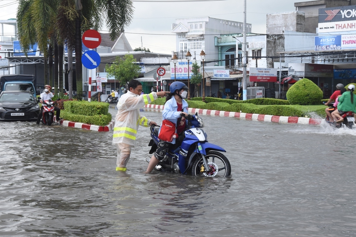 Hình ảnh CSGT giúp dân ra khỏi khu vực ngập lịch sử ở TP Bạc Liêu- Ảnh 4. Hình ảnh CSGT giúp dân ra khỏi khu vực ngập lịch sử ở TP Bạc Liêu- Ảnh 4.