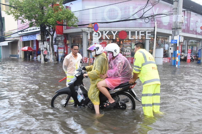 Hình ảnh CSGT giúp dân ra khỏi khu vực ngập lịch sử ở TP Bạc Liêu- Ảnh 6. Hình ảnh CSGT giúp dân ra khỏi khu vực ngập lịch sử ở TP Bạc Liêu- Ảnh 6.