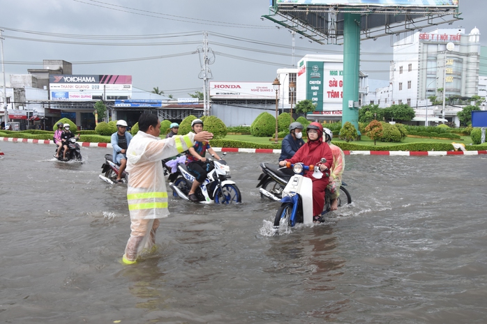 Hình ảnh CSGT giúp dân ra khỏi khu vực ngập lịch sử ở TP Bạc Liêu- Ảnh 7. Hình ảnh CSGT giúp dân ra khỏi khu vực ngập lịch sử ở TP Bạc Liêu- Ảnh 7.