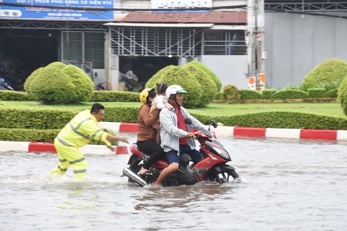 Hình ảnh CSGT giúp dân ra khỏi khu vực ngập lịch sử ở TP Bạc Liêu- Ảnh 8. Hình ảnh CSGT giúp dân ra khỏi khu vực ngập lịch sử ở TP Bạc Liêu- Ảnh 8.