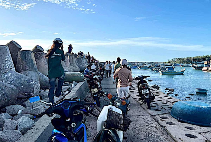 Phát hiện thi thể nghi là du khách mất tích khi chèo sup ở biển Phú Quý - Ảnh 1. Phát hiện thi thể nghi là du khách mất tích khi chèo sup ở biển Phú Quý - Ảnh 1.