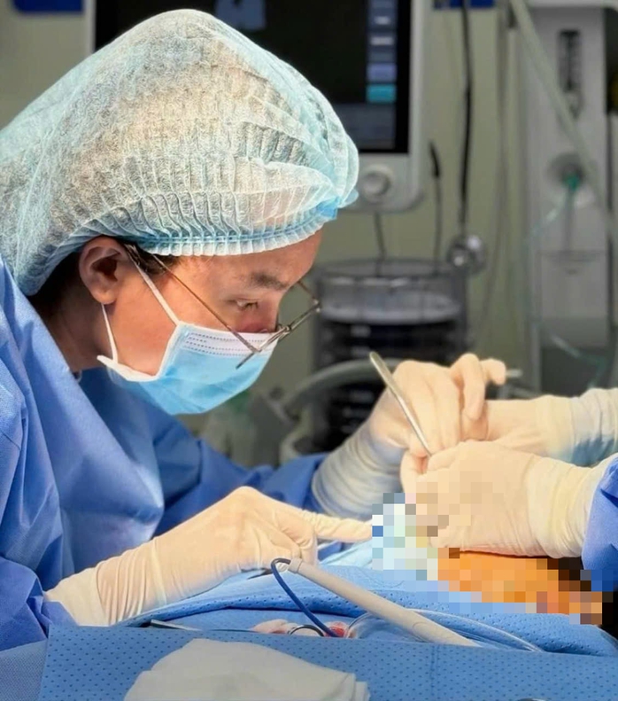 Người phụ nữ 68 tuổi bị lệch ngực sau 20 năm phẫu thuật- Ảnh 1. Người phụ nữ 68 tuổi bị lệch ngực sau 20 năm phẫu thuật- Ảnh 1.