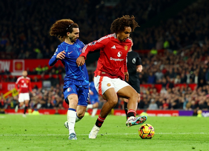Man United bị cầm hòa, HLV của Chelsea bực khi trọng tài bỏ thẻ đỏ Martinez- Ảnh 2. Man United bị cầm hòa, HLV của Chelsea bực khi trọng tài bỏ thẻ đỏ Martinez- Ảnh 2.