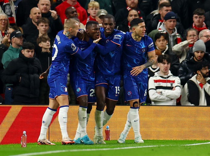Man United bị cầm hòa, HLV của Chelsea bực khi trọng tài bỏ thẻ đỏ Martinez- Ảnh 5. Man United bị cầm hòa, HLV của Chelsea bực khi trọng tài bỏ thẻ đỏ Martinez- Ảnh 5.