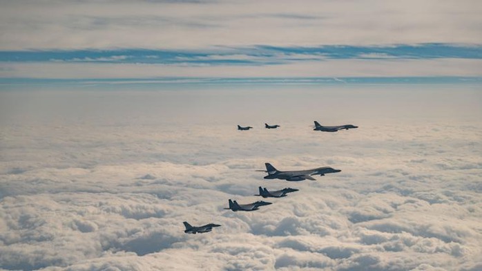 Triều Tiên phóng ICBM, Hàn - Nhật - Mỹ tập trận có máy bay ném bom hạt nhân- Ảnh 1. Triều Tiên phóng ICBM, Hàn - Nhật - Mỹ tập trận có máy bay ném bom hạt nhân- Ảnh 1.