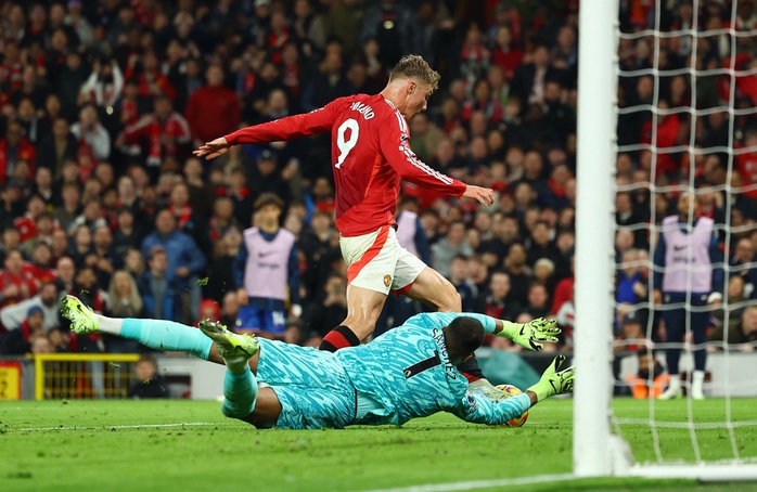 Man United bị cầm hòa, HLV của Chelsea bực khi trọng tài bỏ thẻ đỏ Martinez- Ảnh 3. Man United bị cầm hòa, HLV của Chelsea bực khi trọng tài bỏ thẻ đỏ Martinez- Ảnh 3.