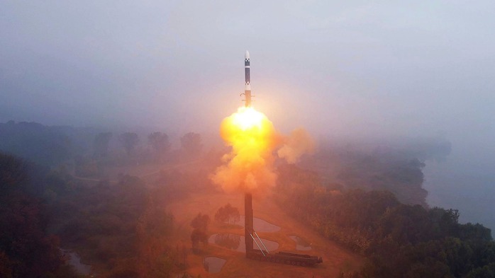 Triều Tiên phóng ICBM, Hàn - Nhật - Mỹ tập trận có máy bay ném bom hạt nhân- Ảnh 2. Triều Tiên phóng ICBM, Hàn - Nhật - Mỹ tập trận có máy bay ném bom hạt nhân- Ảnh 2.