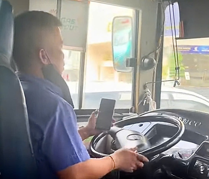 Bức xúc cảnh tài xế xe buýt vừa lái xe vừa bấm điện thoại - Ảnh 1. Bức xúc cảnh tài xế xe buýt vừa lái xe vừa bấm điện thoại - Ảnh 1.