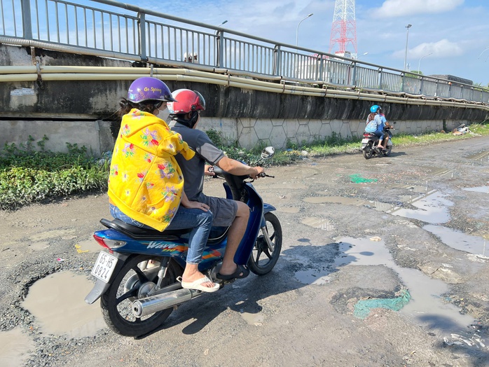 Cửa ngõ vào Cần Thơ xấu xí vì đường chỉ 200 m nhưng đầy Cửa ngõ vào Cần Thơ xấu xí vì đường chỉ 200 m nhưng đầy