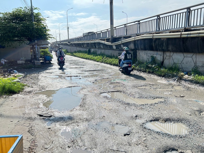 Cửa ngõ vào Cần Thơ xấu xí vì đường chỉ 200 m nhưng đầy Cửa ngõ vào Cần Thơ xấu xí vì đường chỉ 200 m nhưng đầy