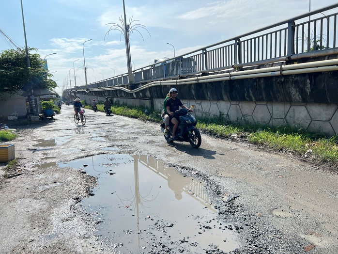 Cửa ngõ vào Cần Thơ xấu xí vì đường chỉ 200 m nhưng đầy Cửa ngõ vào Cần Thơ xấu xí vì đường chỉ 200 m nhưng đầy