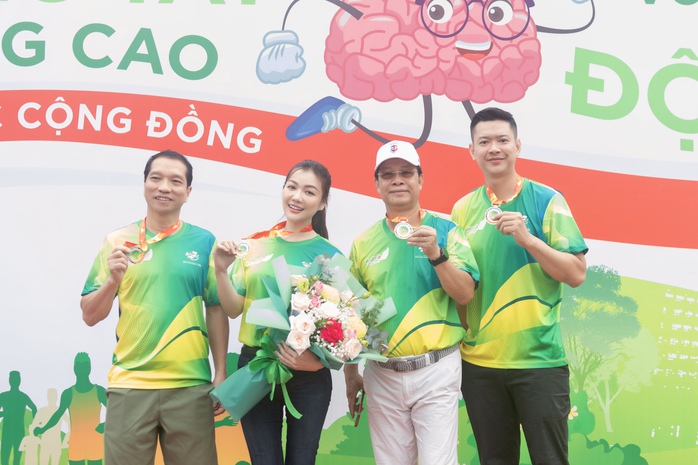 Hoa hậu Thái Nhiên Phương đồng hành đi bộ nâng cao nhận thức bệnh đột quỵ- Ảnh 2. Hoa hậu Thái Nhiên Phương đồng hành đi bộ nâng cao nhận thức bệnh đột quỵ- Ảnh 2.