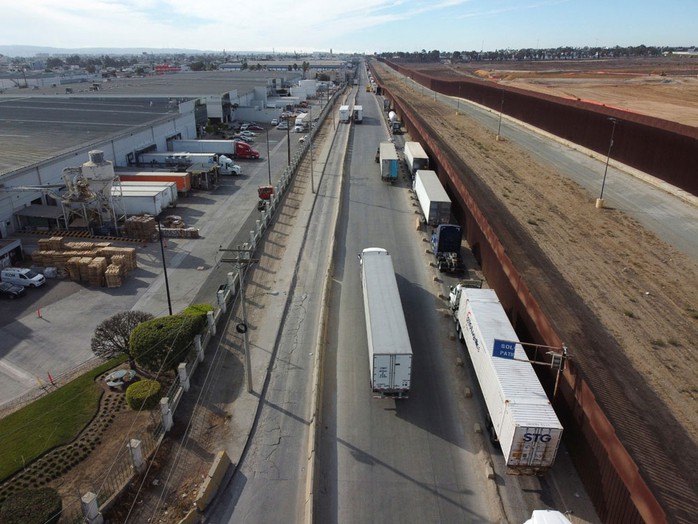 Dòng xe đợi đi qua cửa khẩu Otay Mesa ở TP Tijuana - Mexico để vào Mỹ hôm 27-11. Ảnh: REUTERS Dòng xe đợi đi qua cửa khẩu Otay Mesa ở TP Tijuana - Mexico để vào Mỹ hôm 27-11. Ảnh: REUTERS