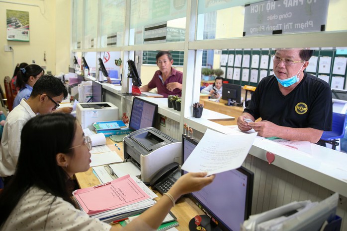 TP HCM không yêu cầu người dân phải thay đổi giấy tờ sau khi sắp xếp đơn vị hành chính. Trong ảnh: Người dân làm thủ tục hành chính tại UBND phường 8, quận 10. Ảnh: HOÀNG TRIỀU TP HCM không yêu cầu người dân phải thay đổi giấy tờ sau khi sắp xếp đơn vị hành chính. Trong ảnh: Người dân làm thủ tục hành chính tại UBND phường 8, quận 10. Ảnh: HOÀNG TRIỀU