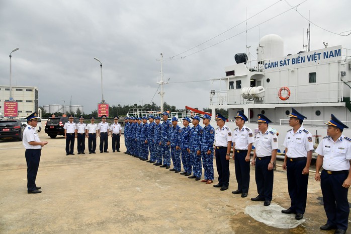 Gác lại niềm riêng, những người lính cùng con tàu ra khơi- Ảnh 2. Gác lại niềm riêng, những người lính cùng con tàu ra khơi- Ảnh 2.