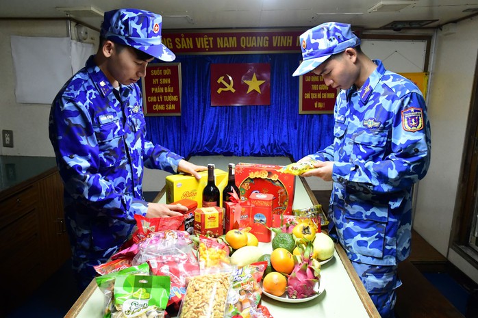 Gác lại niềm riêng, những người lính cùng con tàu ra khơi- Ảnh 4. Gác lại niềm riêng, những người lính cùng con tàu ra khơi- Ảnh 4.