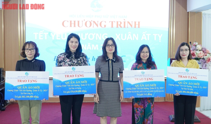 Hơn 20.000 bộ quần áo mới đến với phụ nữ và trẻ em khó khăn dịp Tết Ất Tỵ 2025- Ảnh 1. Hơn 20.000 bộ quần áo mới đến với phụ nữ và trẻ em khó khăn dịp Tết Ất Tỵ 2025- Ảnh 1.