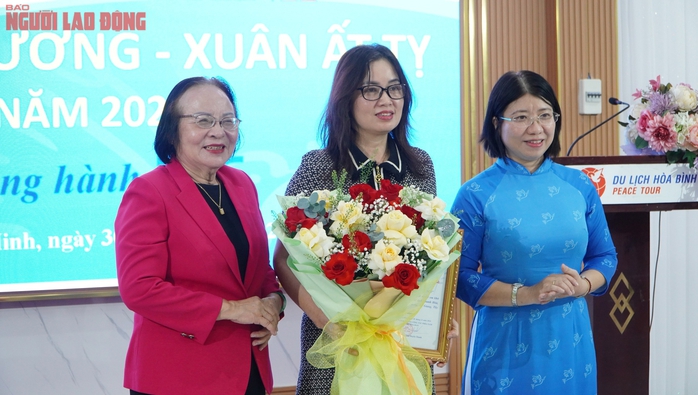 Hơn 20.000 bộ quần áo mới đến với phụ nữ và trẻ em khó khăn dịp Tết Ất Tỵ 2025- Ảnh 2. Hơn 20.000 bộ quần áo mới đến với phụ nữ và trẻ em khó khăn dịp Tết Ất Tỵ 2025- Ảnh 2.