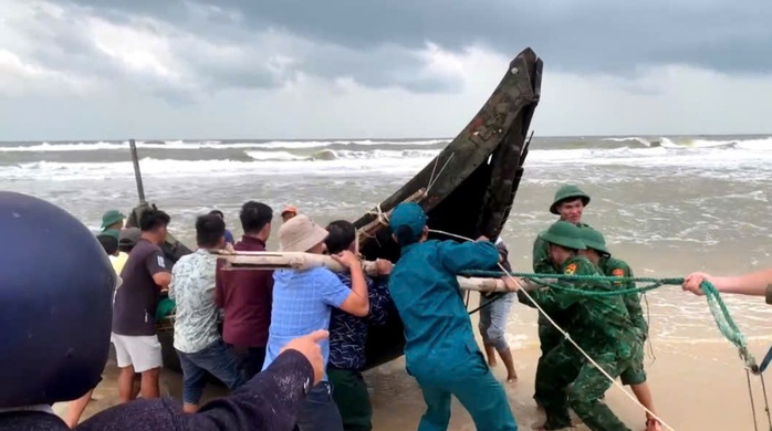 Sóng đánh chìm ghe, 3 ngư dân rơi xuống biển- Ảnh 1. Sóng đánh chìm ghe, 3 ngư dân rơi xuống biển- Ảnh 1.