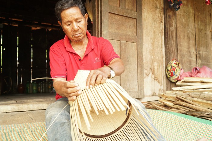 Du khách thích thú sản phẩm thủ công truyền thống của người Ba Na- Ảnh 2. Du khách thích thú sản phẩm thủ công truyền thống của người Ba Na- Ảnh 2.