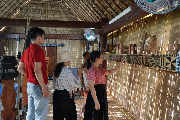 Du khách thích thú sản phẩm thủ công truyền thống của người Ba Na- Ảnh 6. Du khách thích thú sản phẩm thủ công truyền thống của người Ba Na- Ảnh 6.