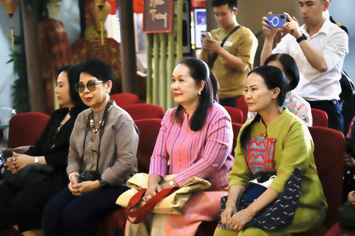 Nhà hát Trần Hữu Trang giới thiệu đờn ca tài tử, cải lương với du khách Thái Lan- Ảnh 1. Nhà hát Trần Hữu Trang giới thiệu đờn ca tài tử, cải lương với du khách Thái Lan- Ảnh 1.