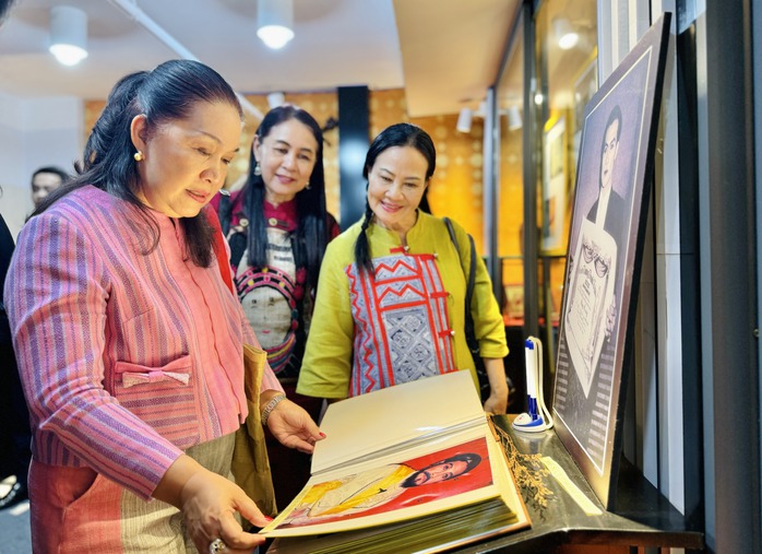 Nhà hát Trần Hữu Trang giới thiệu đờn ca tài tử, cải lương với du khách Thái Lan- Ảnh 3. Nhà hát Trần Hữu Trang giới thiệu đờn ca tài tử, cải lương với du khách Thái Lan- Ảnh 3.