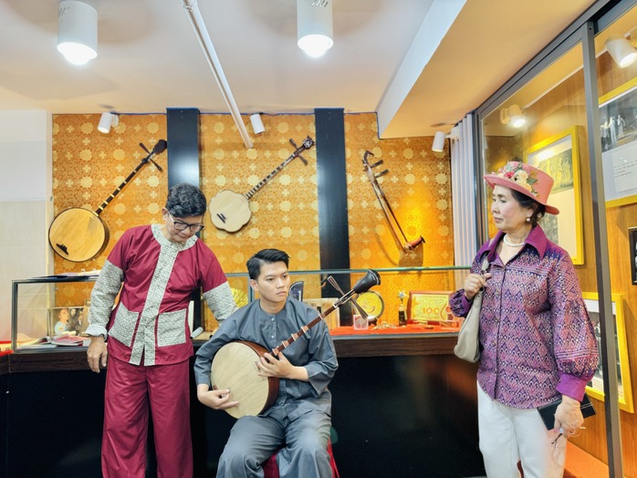 Nhà hát Trần Hữu Trang giới thiệu đờn ca tài tử, cải lương với du khách Thái Lan- Ảnh 2. Nhà hát Trần Hữu Trang giới thiệu đờn ca tài tử, cải lương với du khách Thái Lan- Ảnh 2.