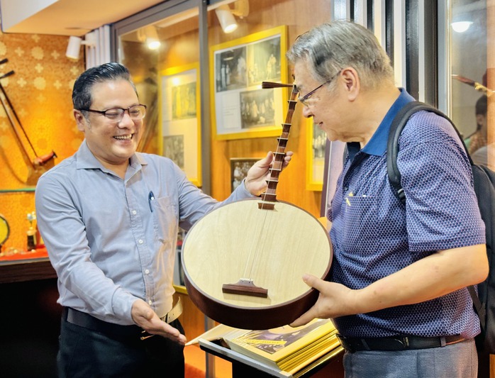 Nhà hát Trần Hữu Trang giới thiệu đờn ca tài tử, cải lương với du khách Thái Lan- Ảnh 4. Nhà hát Trần Hữu Trang giới thiệu đờn ca tài tử, cải lương với du khách Thái Lan- Ảnh 4.
