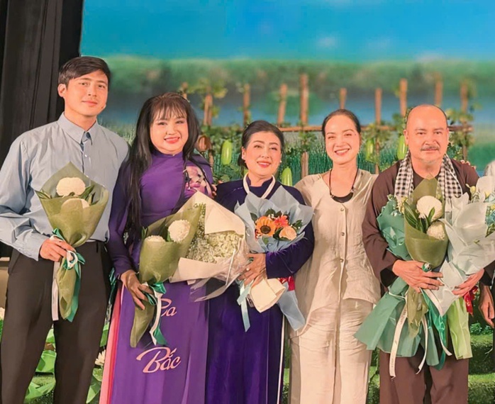 Ca sĩ Bích Thủy xúc động khi “Bông cánh cò” được vinh danh- Ảnh 1. Ca sĩ Bích Thủy xúc động khi “Bông cánh cò” được vinh danh- Ảnh 1.
