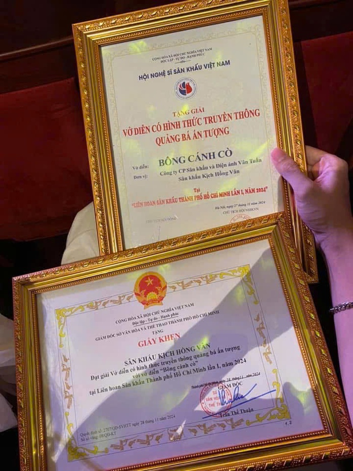 Ca sĩ Bích Thủy xúc động khi “Bông cánh cò” được vinh danh- Ảnh 2. Ca sĩ Bích Thủy xúc động khi “Bông cánh cò” được vinh danh- Ảnh 2.