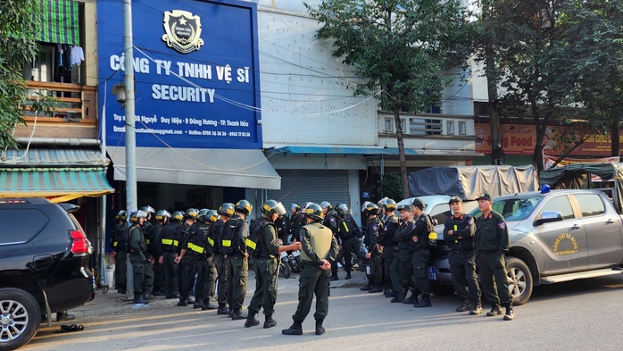 VIDEO: Cảnh sát khám xét trụ sở Công ty vệ sĩ ở Thanh Hóa- Ảnh 1. VIDEO: Cảnh sát khám xét trụ sở Công ty vệ sĩ ở Thanh Hóa- Ảnh 1.