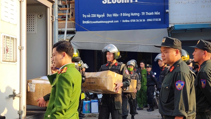 Khởi tố 5 "vệ sĩ" dẹp đường cho đoàn xe đám cưới ở Thanh Hóa- Ảnh 1. Khởi tố 5 "vệ sĩ" dẹp đường cho đoàn xe đám cưới ở Thanh Hóa- Ảnh 1.