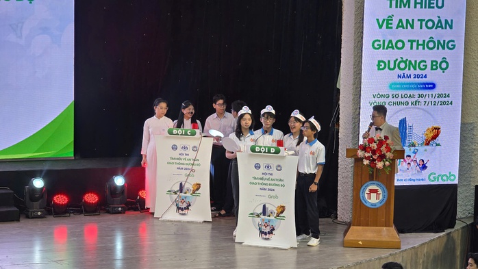 Học sinh Đà Nẵng hào hứng tìm hiểu luật an toàn giao thông đường bộ- Ảnh 2. Học sinh Đà Nẵng hào hứng tìm hiểu luật an toàn giao thông đường bộ- Ảnh 2.