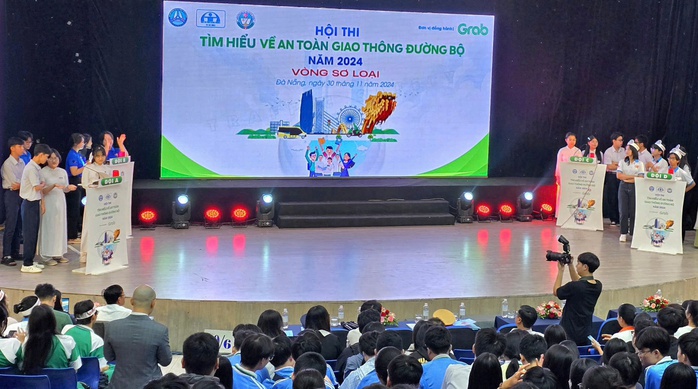 Học sinh Đà Nẵng hào hứng tìm hiểu luật an toàn giao thông đường bộ- Ảnh 1. Học sinh Đà Nẵng hào hứng tìm hiểu luật an toàn giao thông đường bộ- Ảnh 1.