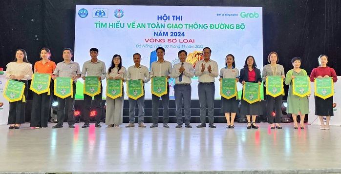 Học sinh Đà Nẵng hào hứng tìm hiểu luật an toàn giao thông đường bộ- Ảnh 3. Học sinh Đà Nẵng hào hứng tìm hiểu luật an toàn giao thông đường bộ- Ảnh 3.
