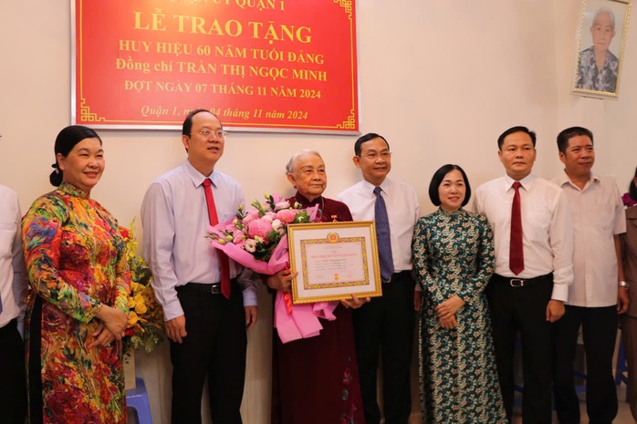 Lãnh đạo TP HCM trao huy hiệu 60 năm tuổi Đảng cho nguyên Bí thư Tỉnh ủy Đồng Nai- Ảnh 1. Lãnh đạo TP HCM trao huy hiệu 60 năm tuổi Đảng cho nguyên Bí thư Tỉnh ủy Đồng Nai- Ảnh 1.