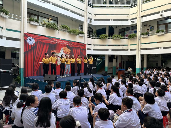 NSƯT Phương Hồng Thủy tiếp sức cho "Sân khấu học đường"- Ảnh 2. NSƯT Phương Hồng Thủy tiếp sức cho "Sân khấu học đường"- Ảnh 2.