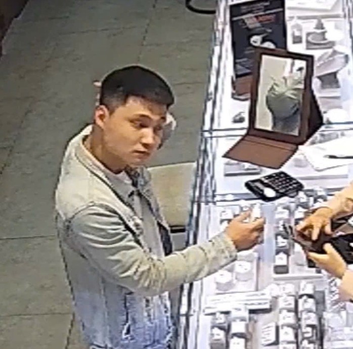 Bắt giữ nam thanh niên trộm nhẫn kim cương ở tiệm vàng- Ảnh 2. Bắt giữ nam thanh niên trộm nhẫn kim cương ở tiệm vàng- Ảnh 2.