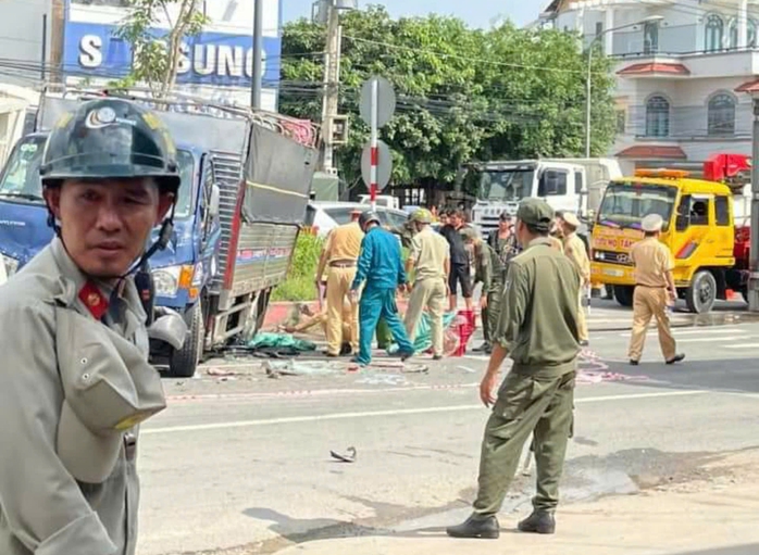 Xe ben "lùa" hàng loạt phương tiện đang dừng đèn đỏ, 1 shipper tử vong- Ảnh 2. Xe ben "lùa" hàng loạt phương tiện đang dừng đèn đỏ, 1 shipper tử vong- Ảnh 2.