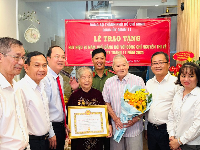 Lãnh đạo TP HCM trao huy hiệu 60 năm tuổi Đảng cho nguyên Bí thư Tỉnh ủy Đồng Nai- Ảnh 2. Lãnh đạo TP HCM trao huy hiệu 60 năm tuổi Đảng cho nguyên Bí thư Tỉnh ủy Đồng Nai- Ảnh 2.