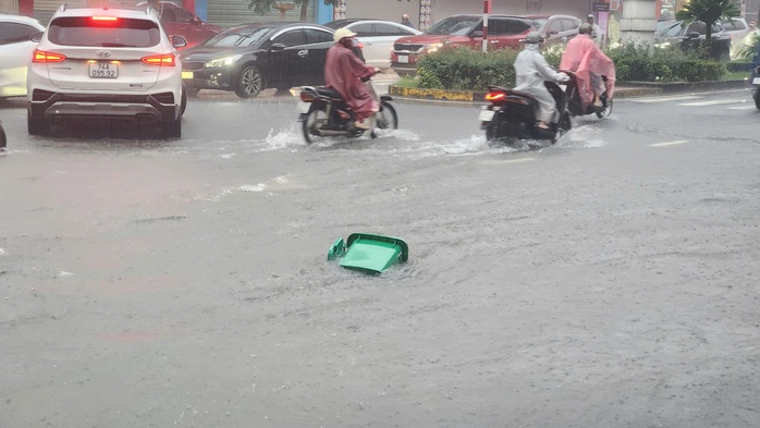 Mưa xối xả, nhiều tuyến đường bị ngập sâu ở Quảng Trị- Ảnh 2. Mưa xối xả, nhiều tuyến đường bị ngập sâu ở Quảng Trị- Ảnh 2.